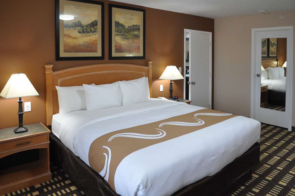 Quality Inn & Suites Plano Room photo
